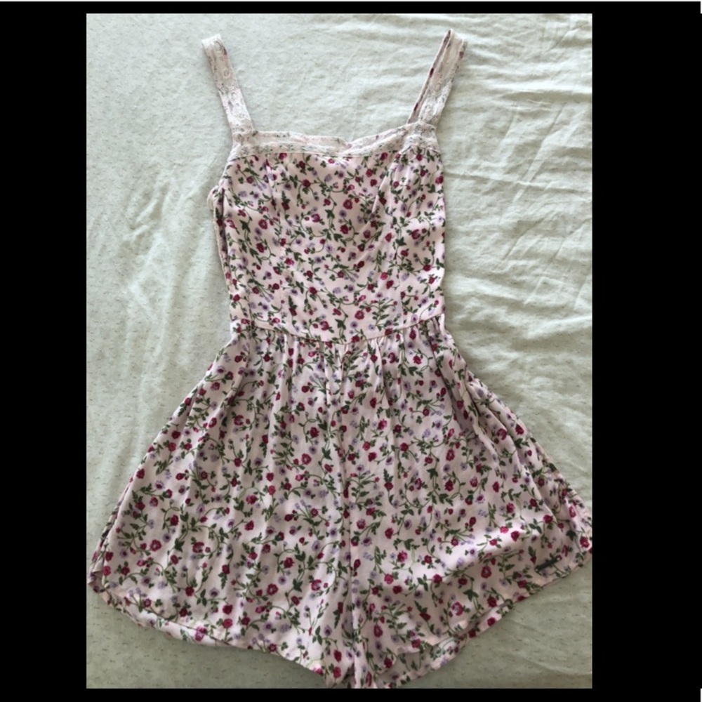 🎉CLOSET CLEAR OUT🎉 A&F Pink floral romper